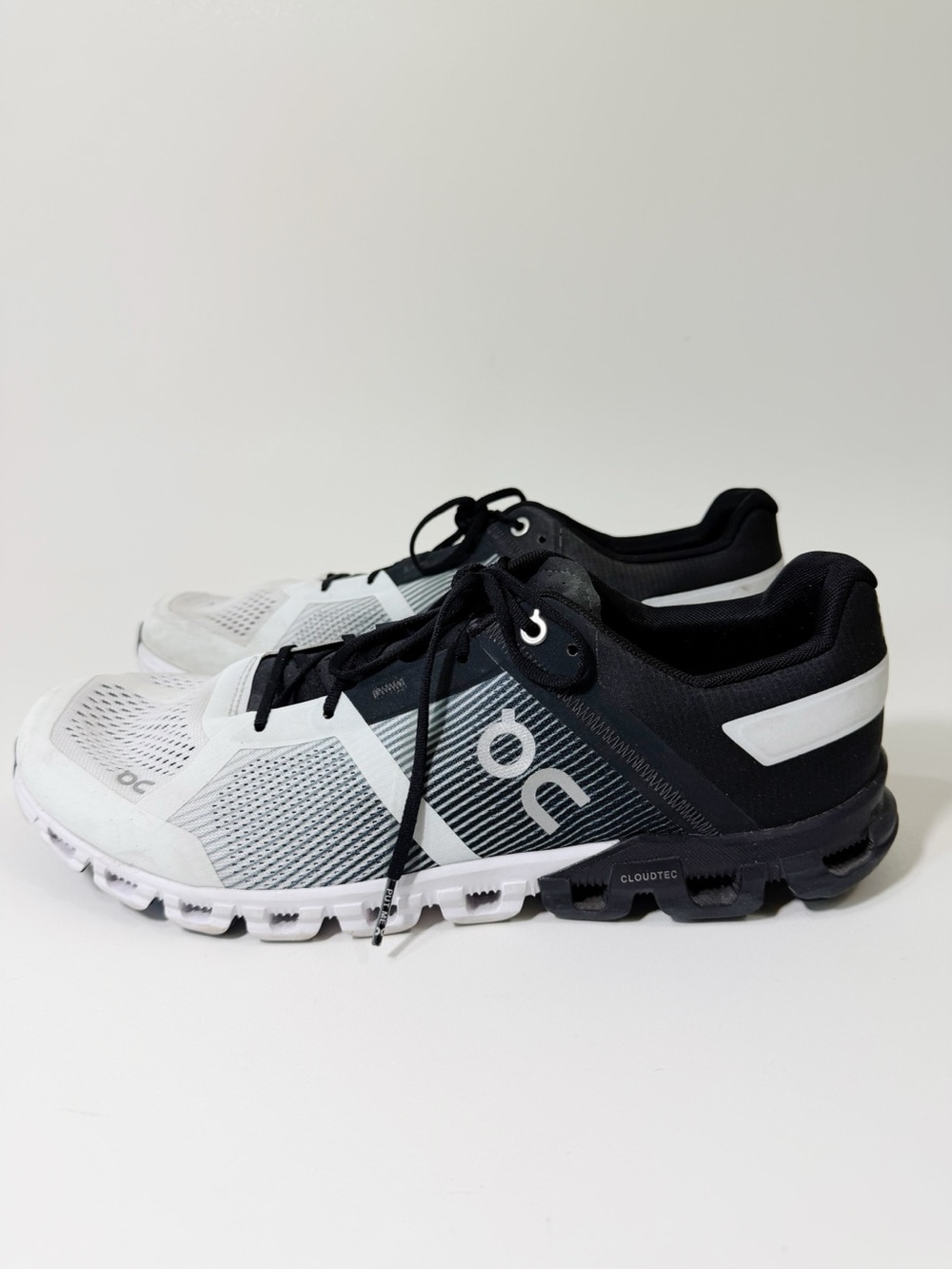 On Running Cloudflow Men’s Sneakers Black White Size 11